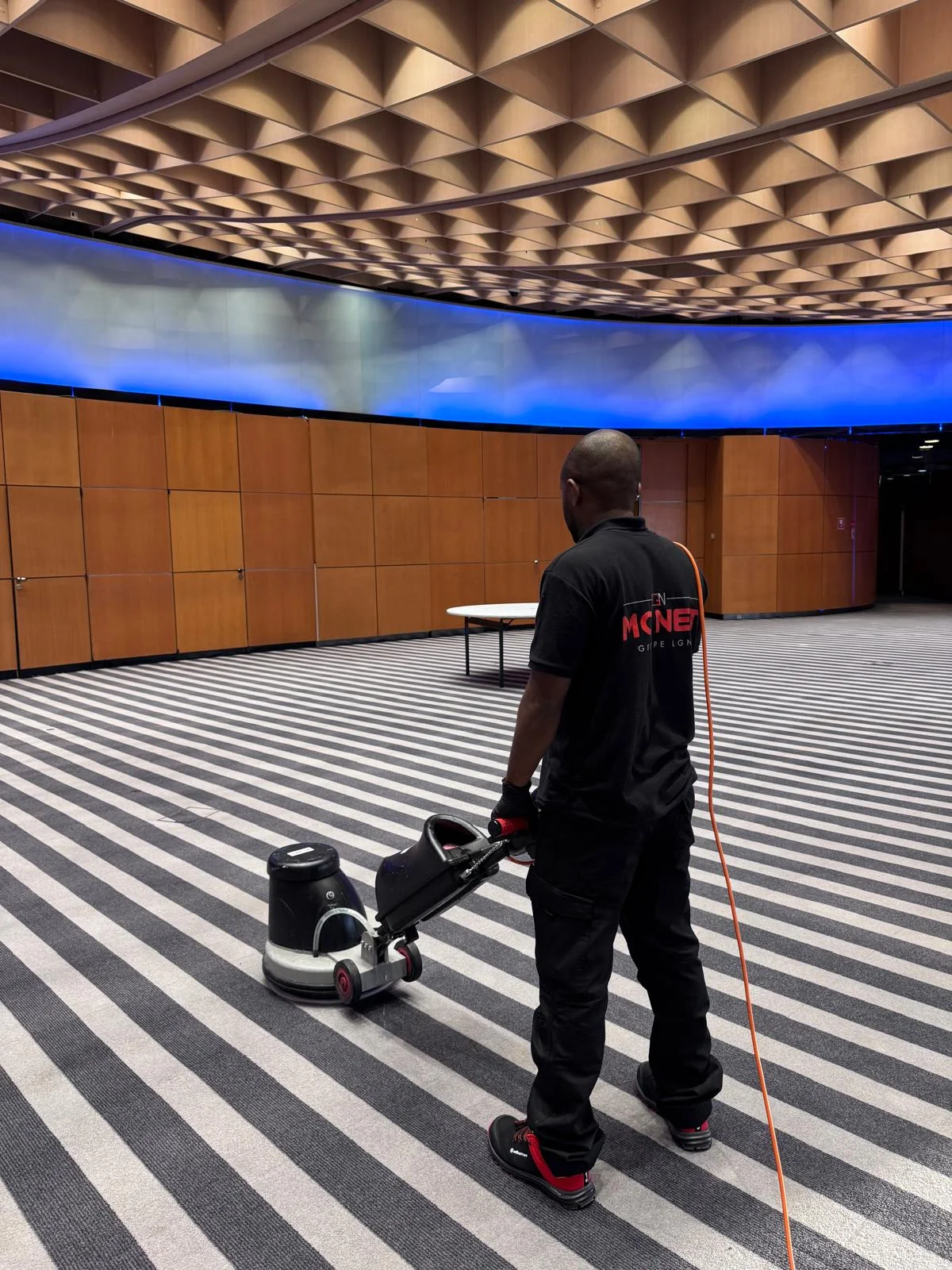 Agent MC NET Nettoyage lustrant le sol d'une salle de conférence à Monaco