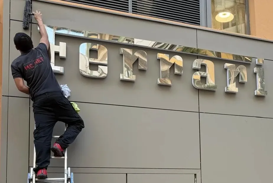 Agent MC NET Nettoyage nettoyant la façade d'une boutique de luxe à Monaco