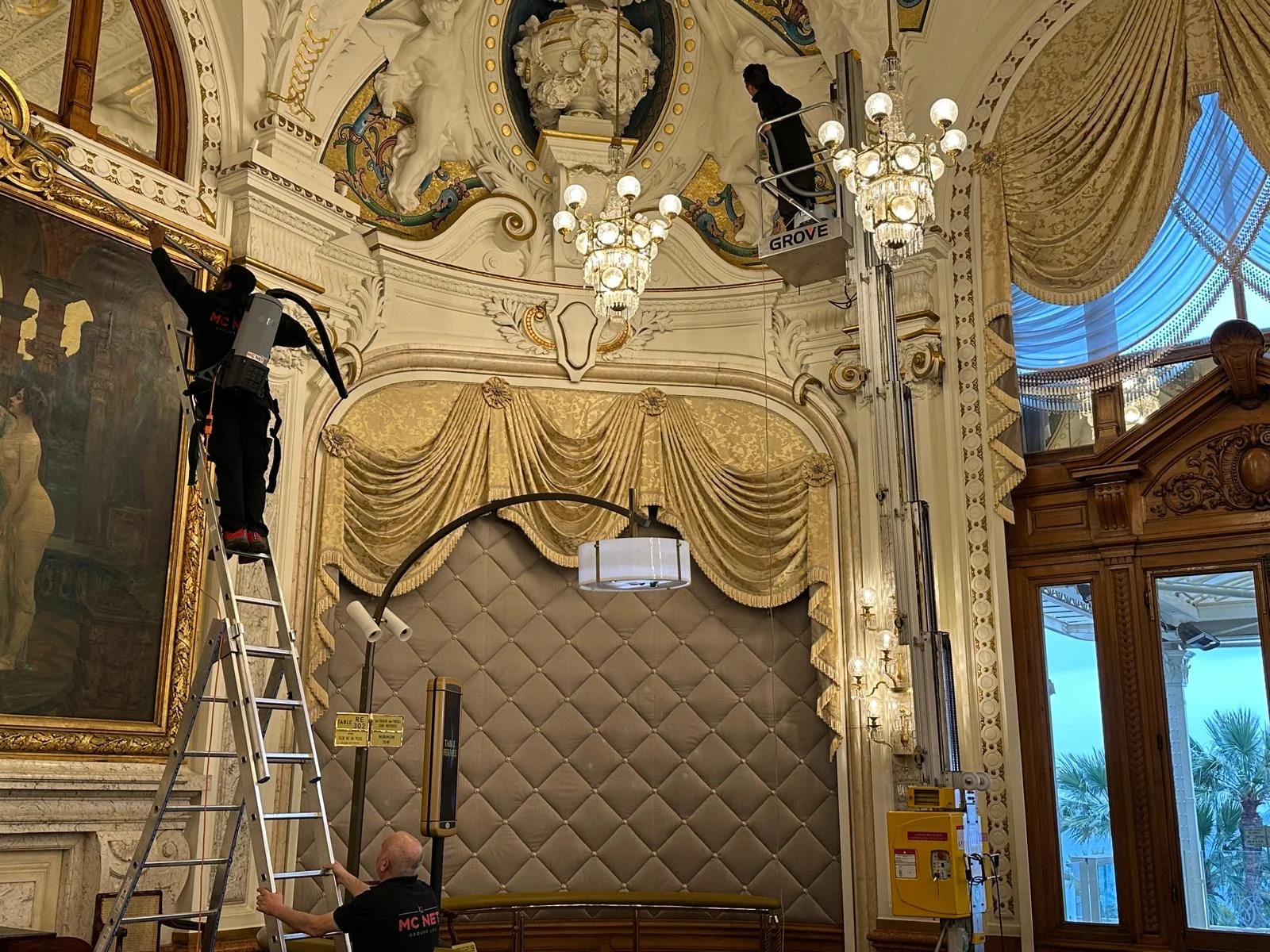 Équipe MC NET Nettoyage entretenant les lustres d'un palace à Monaco